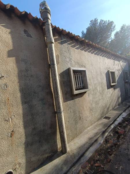 Ravalement de façade avec nettoyage haute pression et application d'un enduit pour rénovation à Marseille