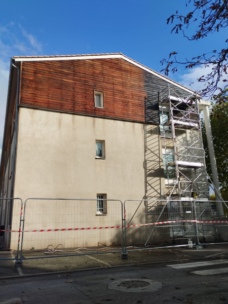 Ravalement de façade avec nettoyage haute pression plus rénovation bardage en bois à Sisteron