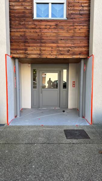 Ravalement de façade avec nettoyage haute pression plus rénovation bardage en bois à Sisteron