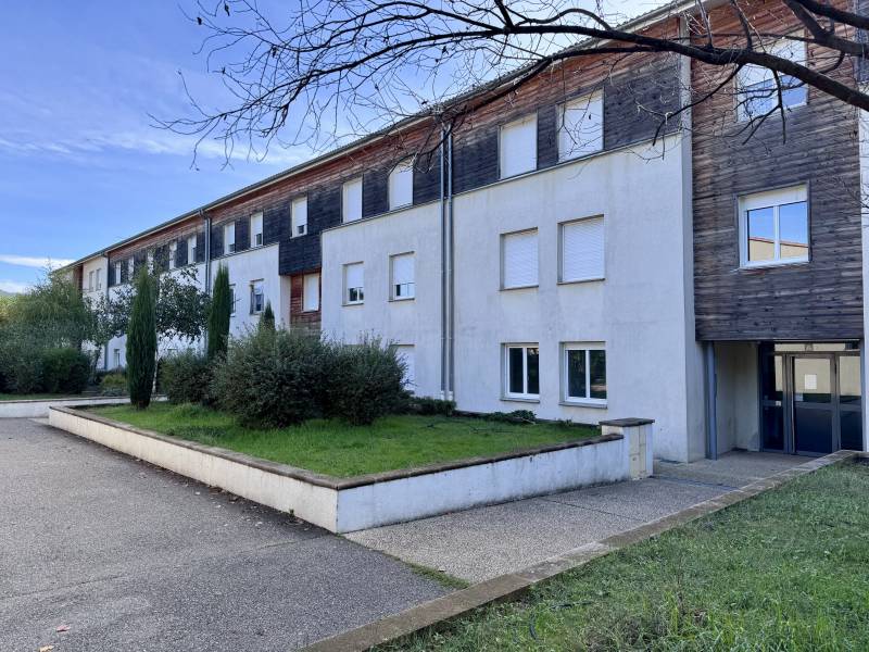 Ravalement de façade avec nettoyage haute pression plus rénovation bardage en bois à Sisteron