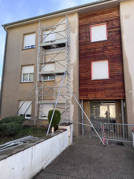 Ravalement de façade avec nettoyage haute pression plus rénovation bardage en bois à Sisteron