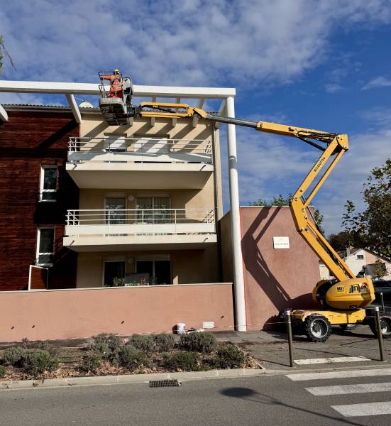 Ravalement de façade avec nettoyage haute pression plus rénovation bardage en bois à Sisteron