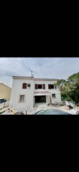 Ravalement de façade avec nettoyage haute pression et décroutage plus application d'un enduit pour rénovation à Lançon de Provence