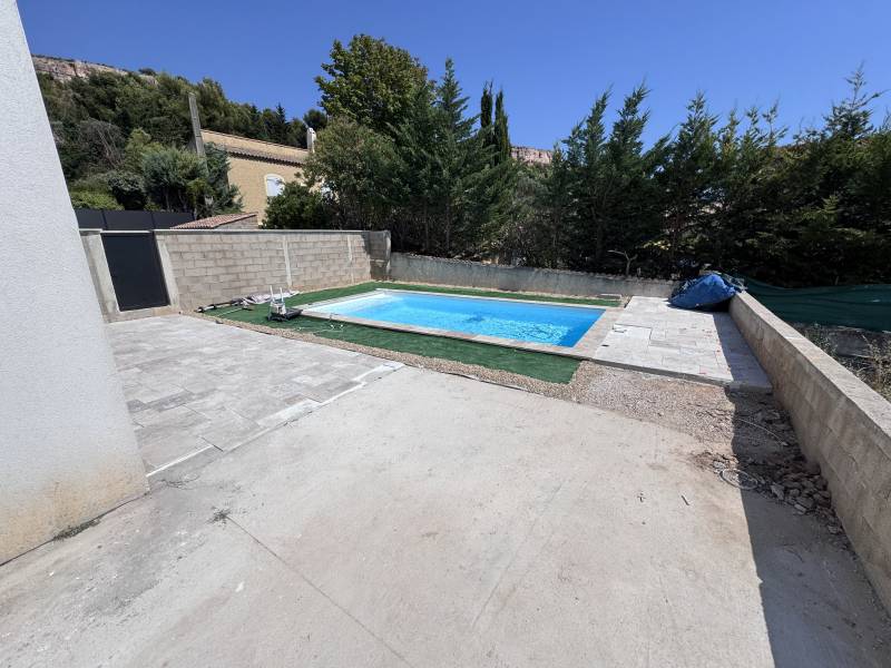 Pose de travertin en opus sur terrasse extérieure à Vitrolles dans les Bouches du Rhône