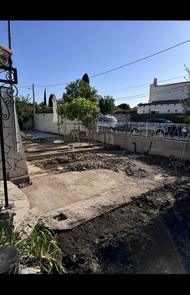 Création d'une terrasse carrelée et rehaussement d'un mur de clôture avec enduit à Marseille dans les Bouches-du-Rhône